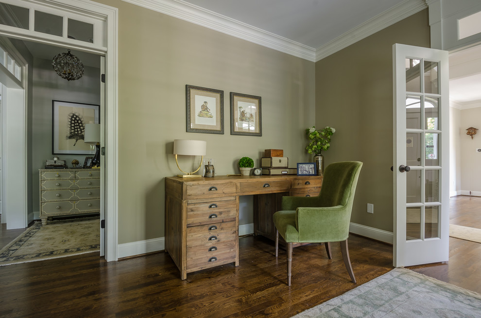 Modelo de sala de manualidades clásica de tamaño medio con paredes beige, suelo de madera oscura y escritorio independiente
