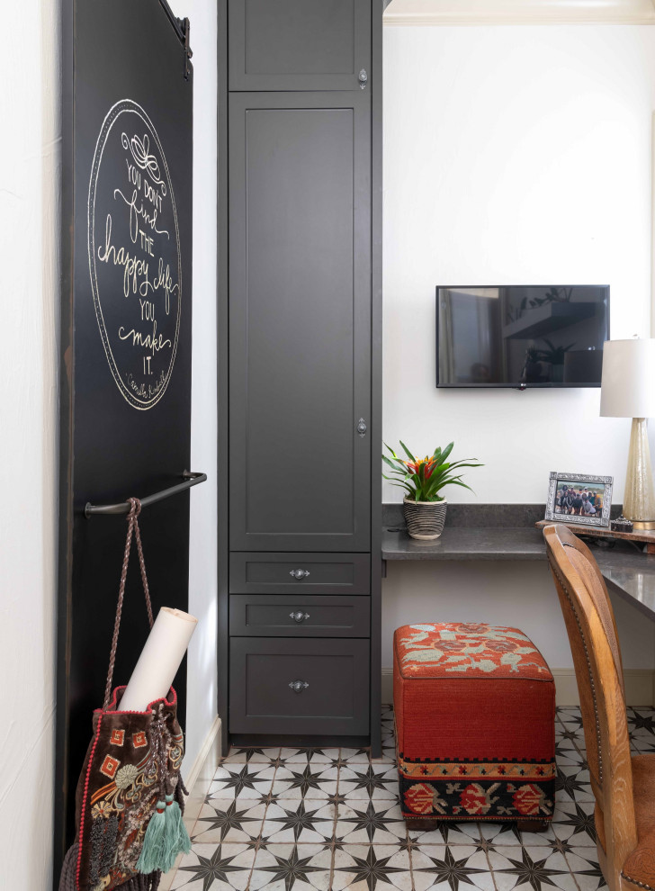 Idee per un piccolo ufficio tradizionale con pareti bianche, pavimento con piastrelle in ceramica, scrivania incassata e pavimento nero