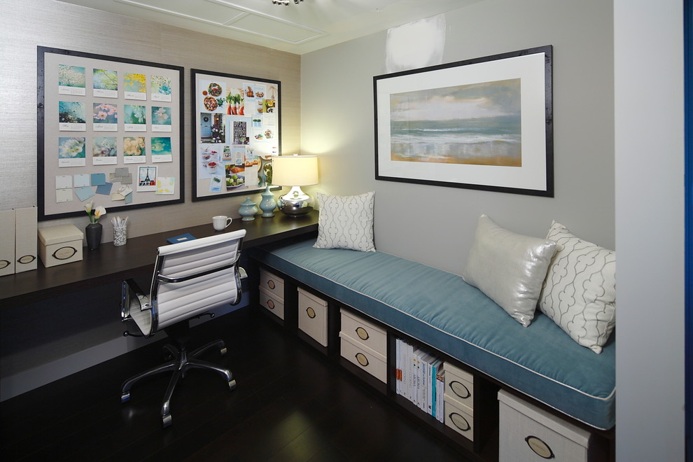 Стильный дизайн: кабинет в современном стиле с серыми стенами - последний тренд