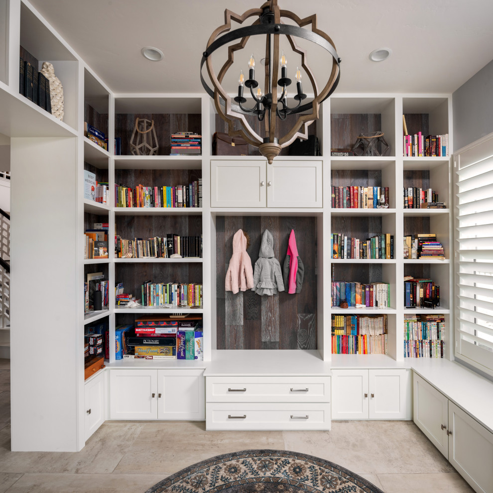 Idee per uno studio tradizionale con libreria, pareti grigie, pavimento in gres porcellanato e pavimento grigio