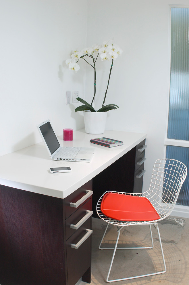 Ejemplo de despacho actual con suelo de cemento y paredes blancas