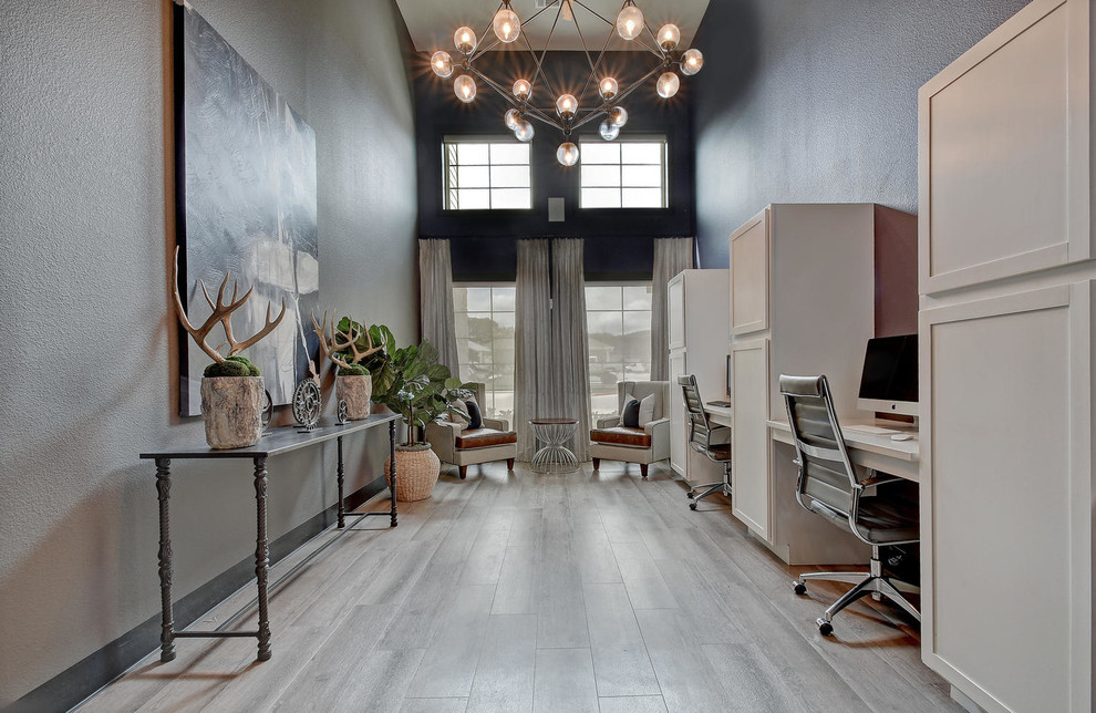 Esempio di un ufficio tradizionale di medie dimensioni con pareti beige e scrivania incassata