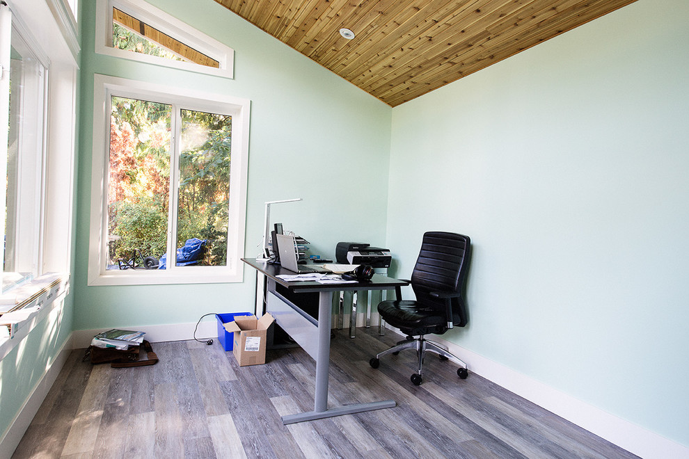 Источник вдохновения для домашнего уюта: рабочее место среднего размера в классическом стиле с зелеными стенами, паркетным полом среднего тона, отдельно стоящим рабочим столом и коричневым полом
