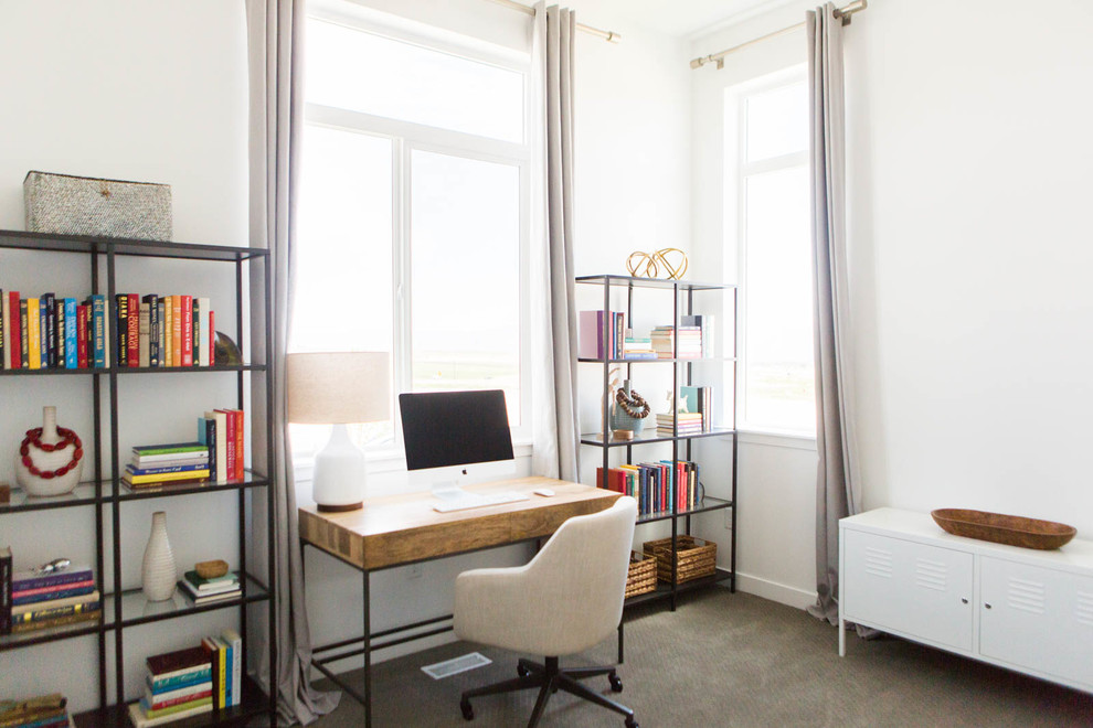 Modelo de despacho clásico renovado de tamaño medio sin chimenea con paredes blancas, moqueta y escritorio independiente