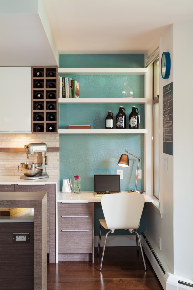 バンクーバーにあるコンテンポラリースタイルのおしゃれなホームオフィス・書斎 (青い壁、濃色無垢フローリング、造り付け机) の写真