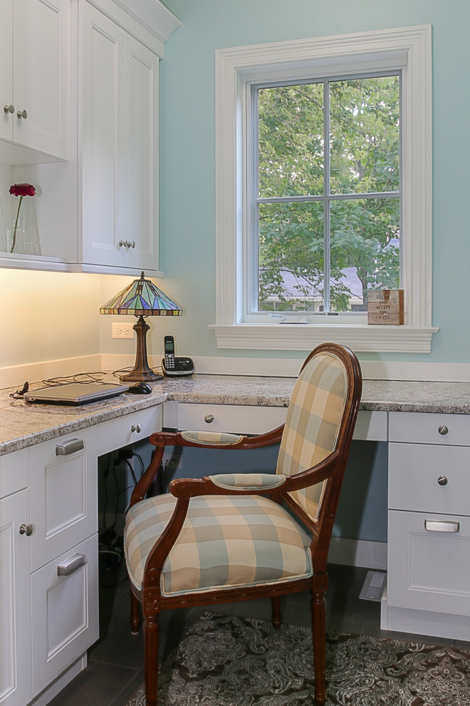 Exemple d'un petit bureau atelier craftsman avec un mur bleu, moquette, aucune cheminée et un bureau intégré.