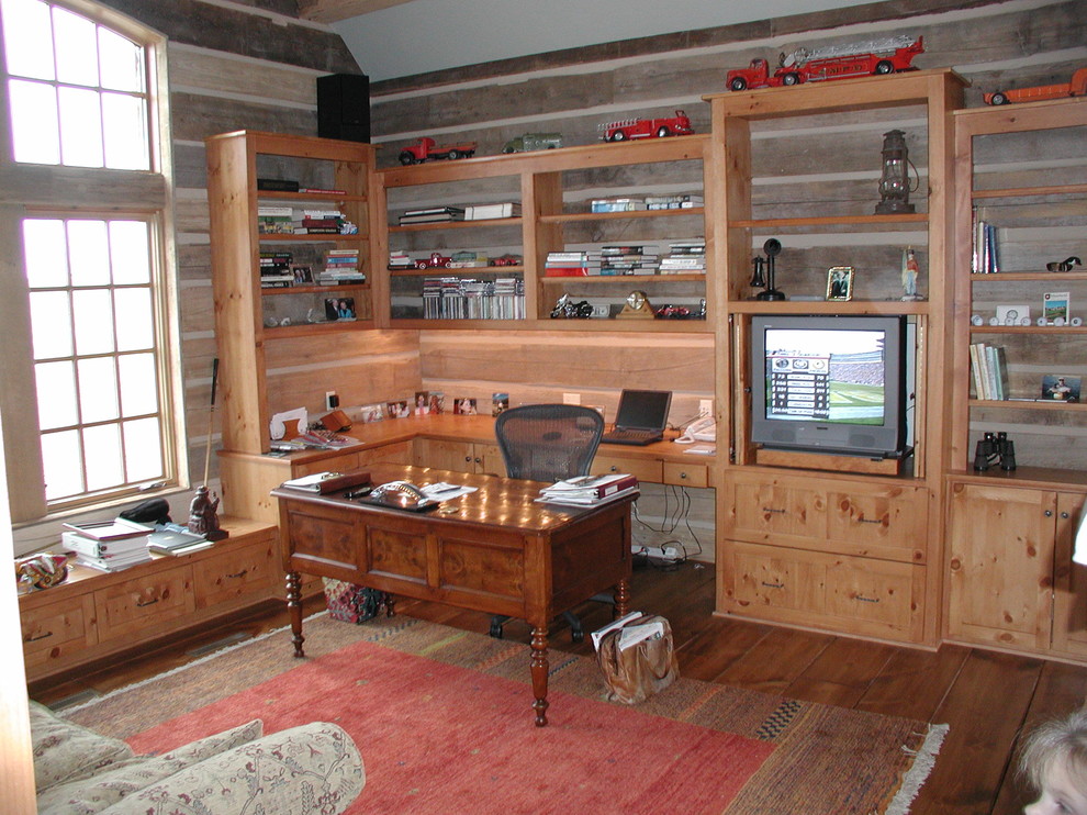 Inspiration for a timeless home office remodel in Milwaukee