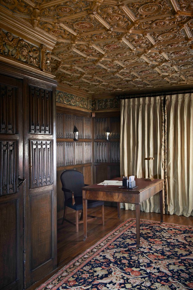 Idee per un ufficio tradizionale con pareti marroni, parquet scuro e scrivania autoportante