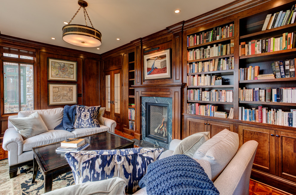 ミネアポリスにある中くらいなトラディショナルスタイルのおしゃれな書斎 (茶色い壁、無垢フローリング、標準型暖炉、石材の暖炉まわり) の写真