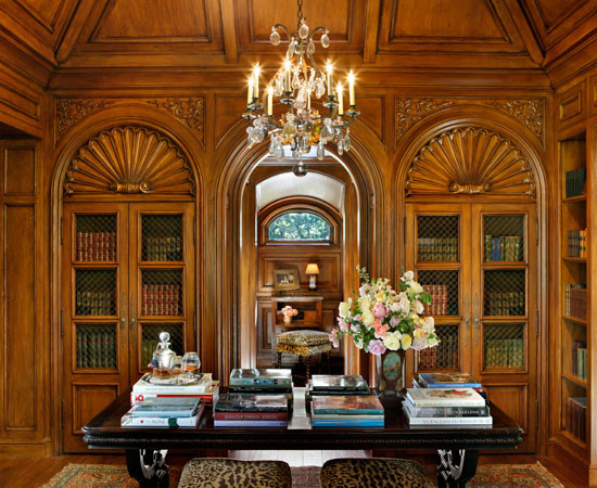 サンフランシスコにある中くらいなトラディショナルスタイルのおしゃれなホームオフィス・書斎 (無垢フローリング、自立型机、茶色い床) の写真