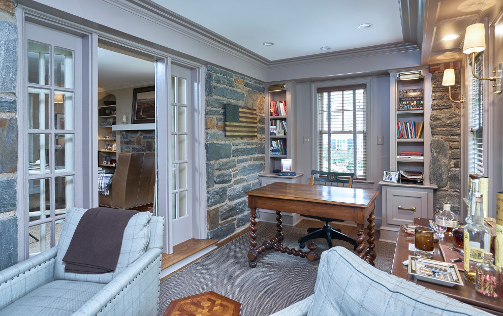 Cette image montre un bureau traditionnel avec un mur gris, un sol en bois brun, un bureau indépendant, un sol marron et un plafond décaissé.