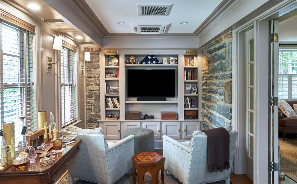 Ejemplo de despacho tradicional con paredes grises, suelo de madera en tonos medios, escritorio independiente, suelo marrón y bandeja