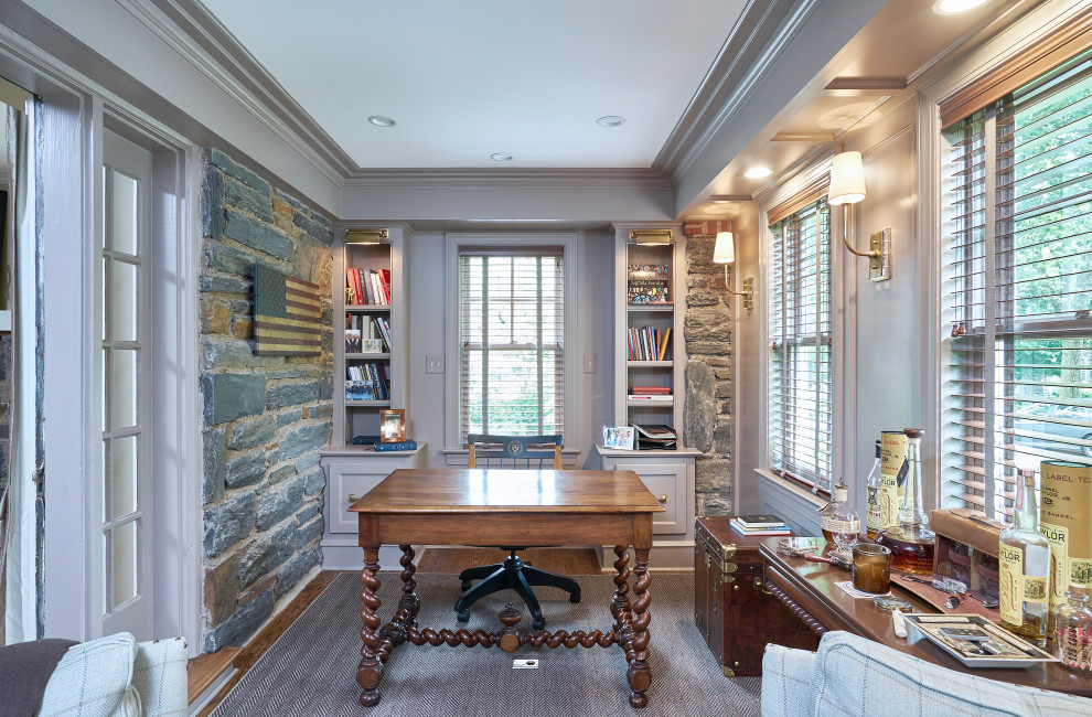 Idée de décoration pour un bureau tradition avec un mur gris, un sol en bois brun, un bureau indépendant, un sol marron et un plafond décaissé.
