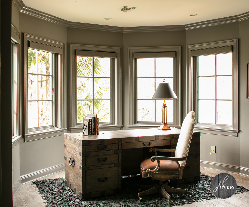 Источник вдохновения для домашнего уюта: кабинет среднего размера в стиле рустика с серыми стенами, полом из керамогранита, отдельно стоящим рабочим столом и коричневым полом