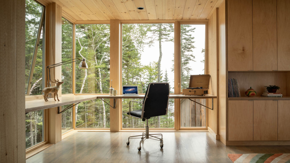 Mittelgroßes Rustikales Arbeitszimmer ohne Kamin mit brauner Wandfarbe, braunem Holzboden, Einbau-Schreibtisch, grauem Boden und Arbeitsplatz in Portland Maine