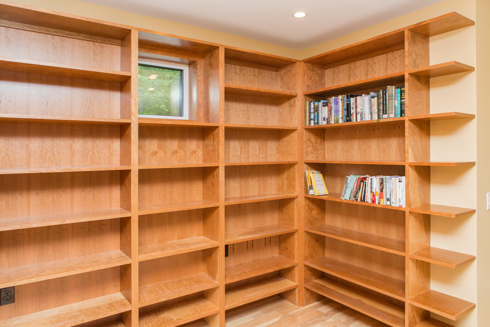 Mittelgroßes Modernes Lesezimmer mit beiger Wandfarbe und braunem Holzboden in Raleigh
