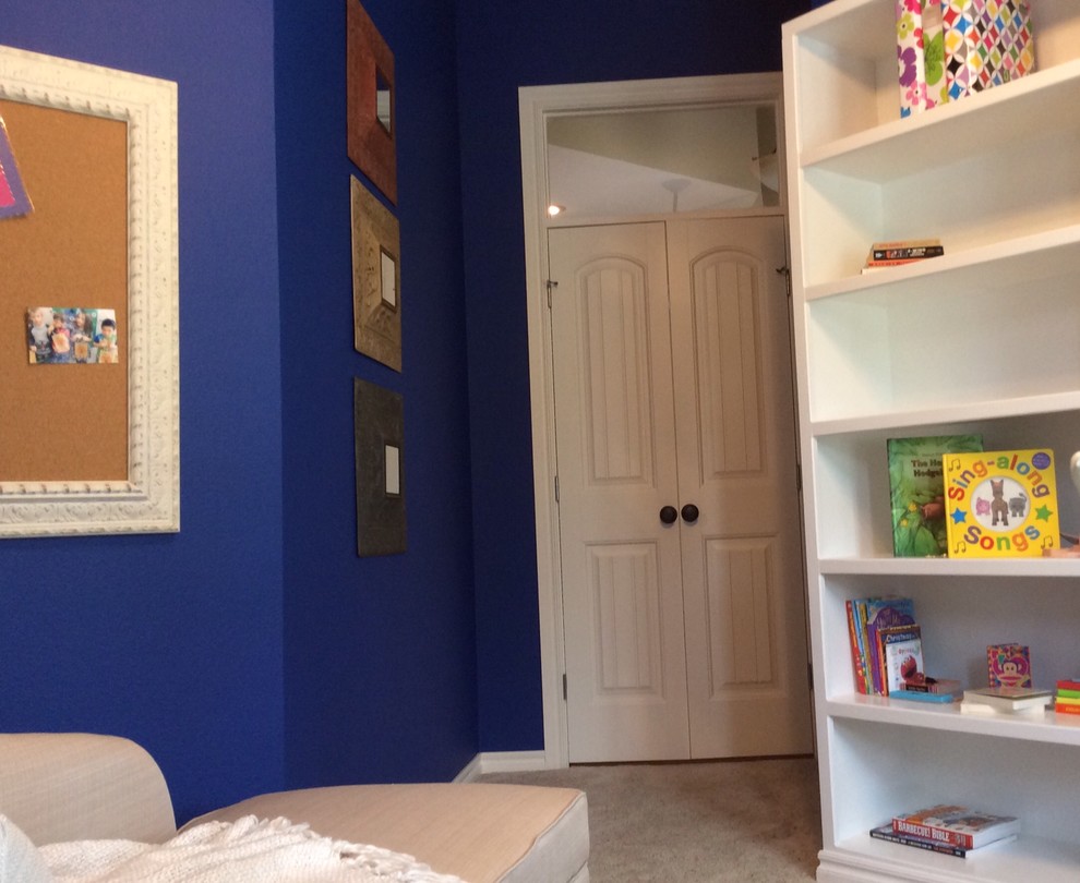 Ispirazione per un ufficio classico di medie dimensioni con pareti blu, moquette, nessun camino e scrivania autoportante
