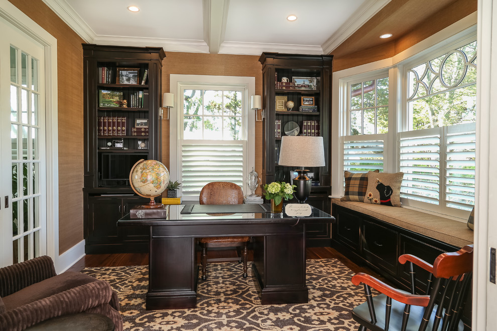 Imagen de despacho tradicional de tamaño medio con escritorio independiente, suelo marrón, paredes marrones y suelo de madera oscura