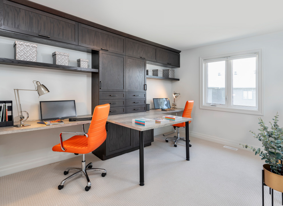 Immagine di un ufficio chic con pareti bianche, moquette, nessun camino, scrivania incassata e pavimento bianco