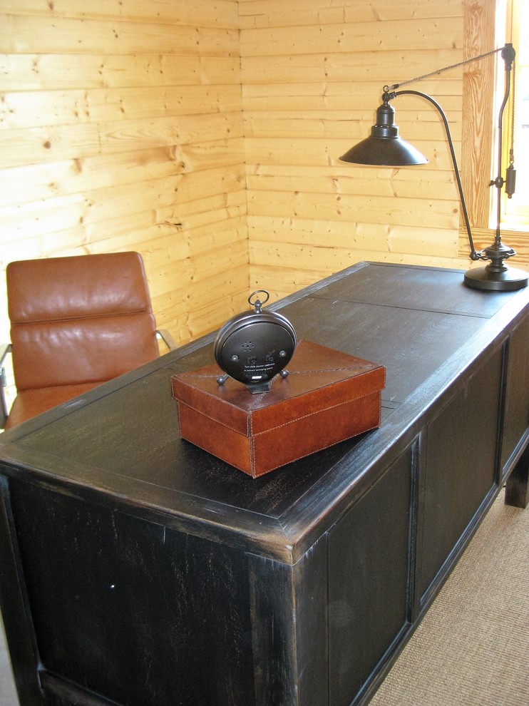 Идея дизайна: большой кабинет в стиле рустика с бетонным полом, отдельно стоящим рабочим столом и бежевыми стенами