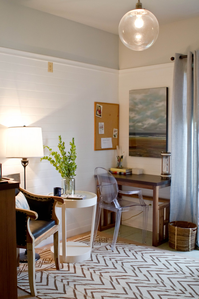 Стильный дизайн: кабинет в современном стиле с серыми стенами и отдельно стоящим рабочим столом - последний тренд