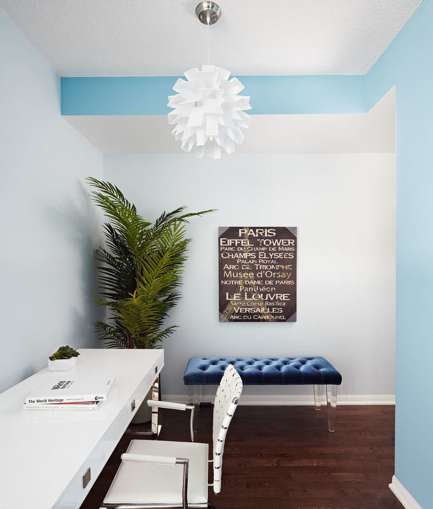 Ispirazione per uno studio design con pareti blu, parquet scuro e scrivania autoportante