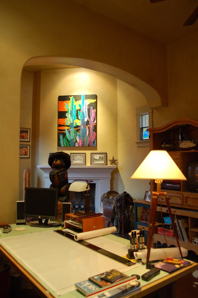 オースティンにあるエクレクティックスタイルのおしゃれなホームオフィス・書斎の写真