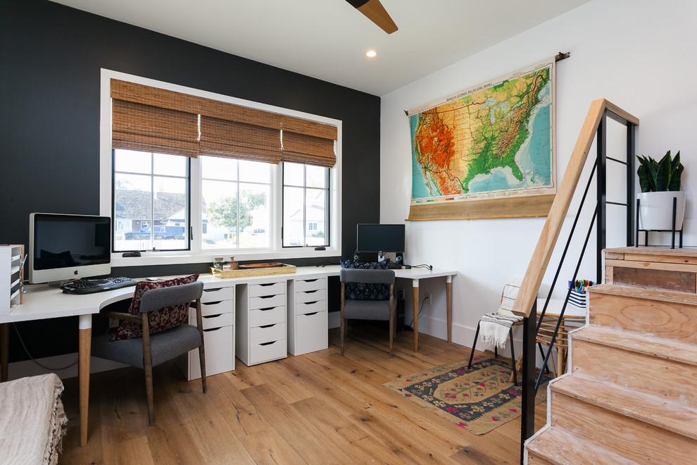Immagine di un ufficio country con pareti bianche, pavimento in legno massello medio, scrivania autoportante e pavimento beige