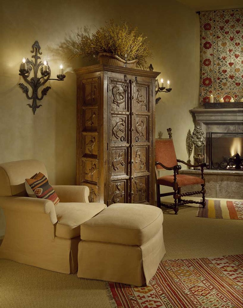 フェニックスにある高級な中くらいなサンタフェスタイルのおしゃれな書斎 (ベージュの壁、カーペット敷き、標準型暖炉、石材の暖炉まわり) の写真