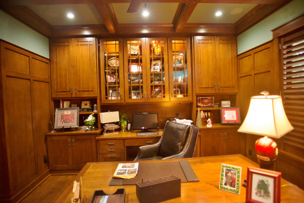 Imagen de despacho de estilo de casa de campo de tamaño medio con paredes verdes, suelo de madera en tonos medios y escritorio independiente