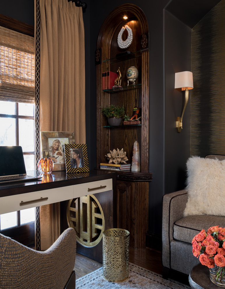 Mittelgroßes Eklektisches Arbeitszimmer ohne Kamin mit Arbeitsplatz, brauner Wandfarbe, braunem Holzboden, freistehendem Schreibtisch und braunem Boden in Dallas