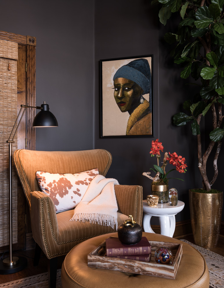 ダラスにある高級な中くらいなエクレクティックスタイルのおしゃれな書斎 (茶色い壁、無垢フローリング、暖炉なし、自立型机、茶色い床) の写真