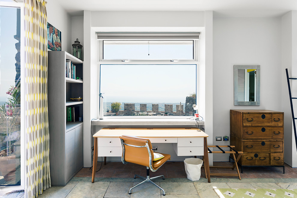 Stilmix Arbeitszimmer mit weißer Wandfarbe und freistehendem Schreibtisch in Glasgow