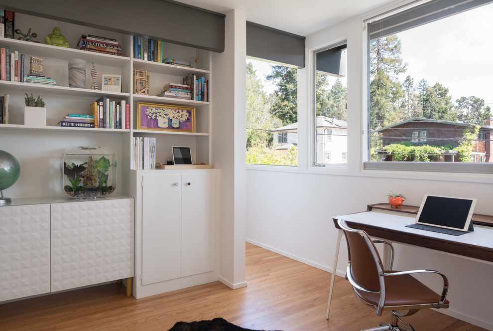Idées déco pour un bureau rétro de taille moyenne avec un mur blanc, un sol en bois brun, un bureau indépendant, un sol marron et aucune cheminée.
