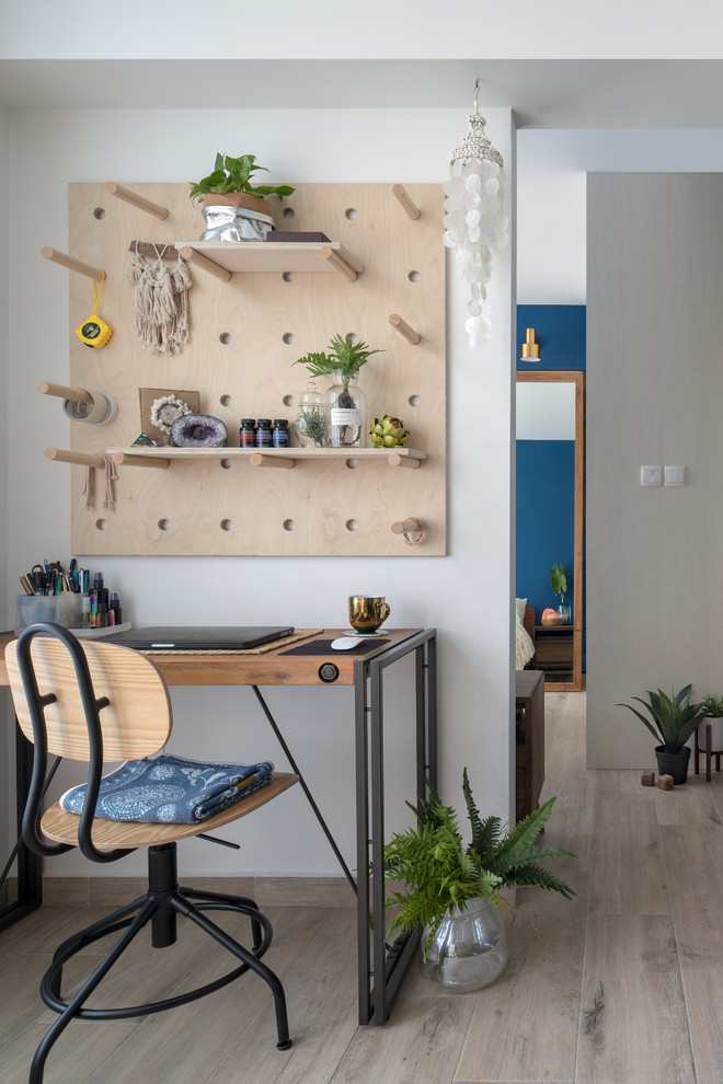 Immagine di un piccolo ufficio nordico con pareti bianche, parquet chiaro, scrivania autoportante e pavimento beige