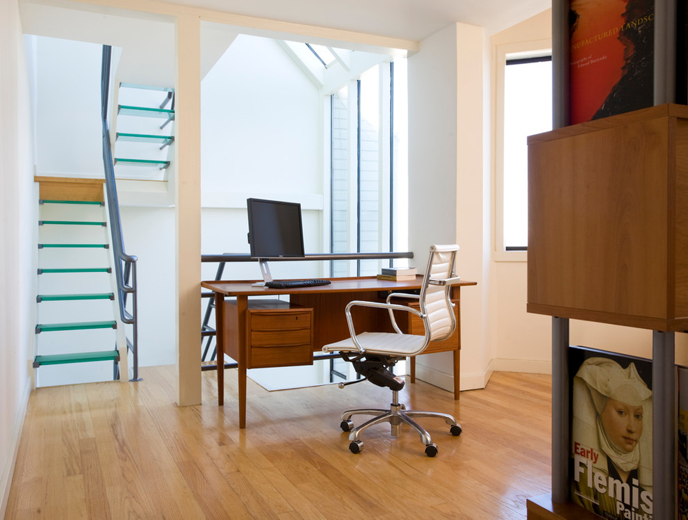 На фото: кабинет в современном стиле с белыми стенами, паркетным полом среднего тона и отдельно стоящим рабочим столом