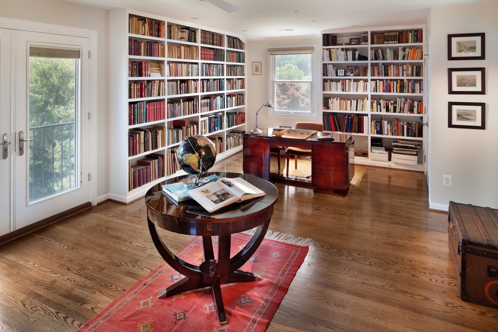 ワシントンD.C.にあるトラディショナルスタイルのおしゃれなホームオフィス・書斎 (白い壁、無垢フローリング、自立型机) の写真
