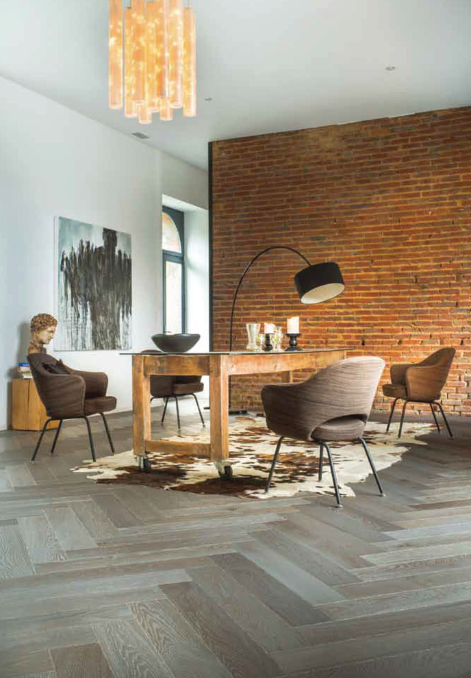 Imagen de despacho tradicional renovado grande con paredes blancas, escritorio independiente y suelo de madera en tonos medios