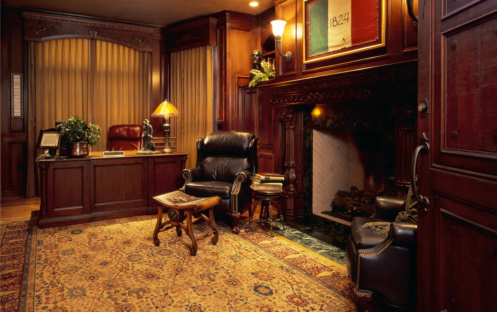 ダラスにあるヴィクトリアン調のおしゃれな書斎 (ベージュの壁、カーペット敷き、標準型暖炉、石材の暖炉まわり、自立型机、ベージュの床) の写真