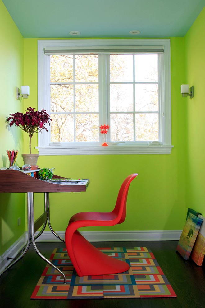Стильный дизайн: кабинет в современном стиле с зелеными стенами, темным паркетным полом и отдельно стоящим рабочим столом - последний тренд