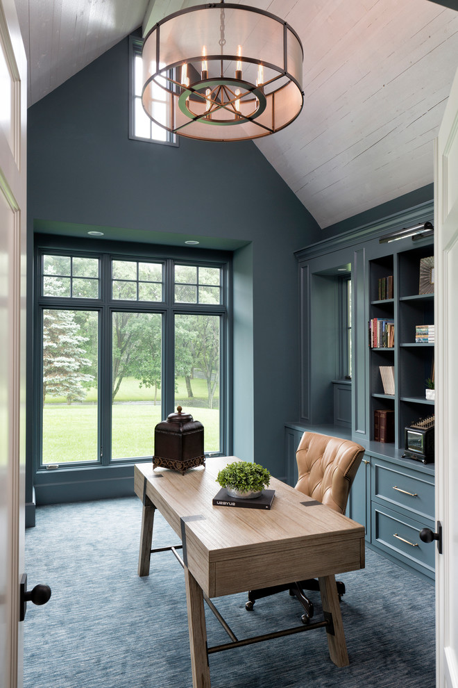 Ejemplo de despacho clásico de tamaño medio con paredes azules, moqueta, escritorio independiente y suelo gris