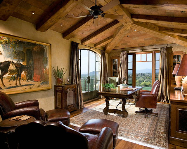 フェニックスにある中くらいなラスティックスタイルのおしゃれな書斎 (ベージュの壁、無垢フローリング、暖炉なし、自立型机、茶色い床) の写真