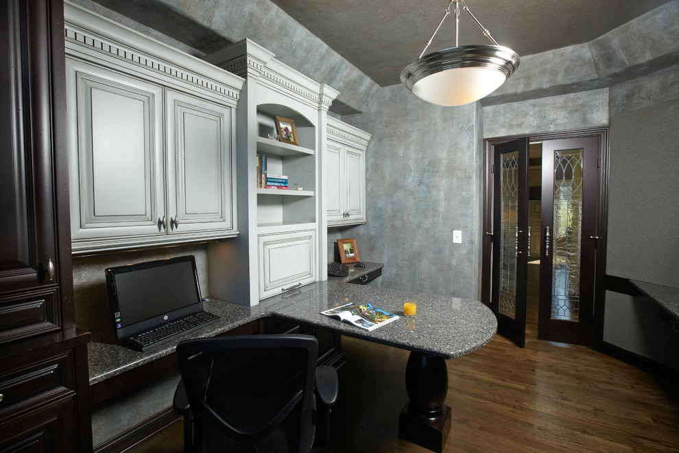 ミネアポリスにあるトラディショナルスタイルのおしゃれなホームオフィス・書斎 (グレーの壁、濃色無垢フローリング、造り付け机) の写真
