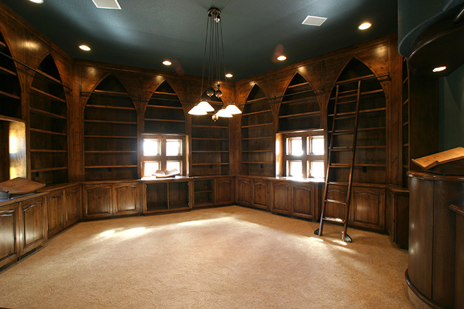 Immagine di un grande studio chic con libreria, pareti verdi, moquette, nessun camino e pavimento beige