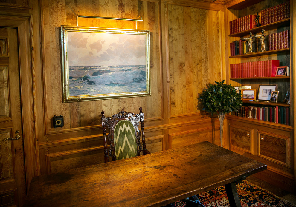 Immagine di uno studio tradizionale di medie dimensioni con libreria, pareti marroni, parquet scuro, nessun camino, scrivania autoportante e pavimento marrone