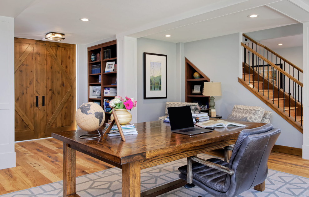 Idéer för ett mellanstort rustikt hemmastudio, med blå väggar, mellanmörkt trägolv och ett fristående skrivbord