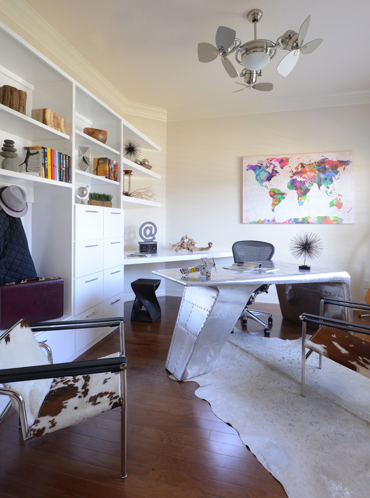 Inspiration pour un bureau design avec un mur blanc et un bureau indépendant.