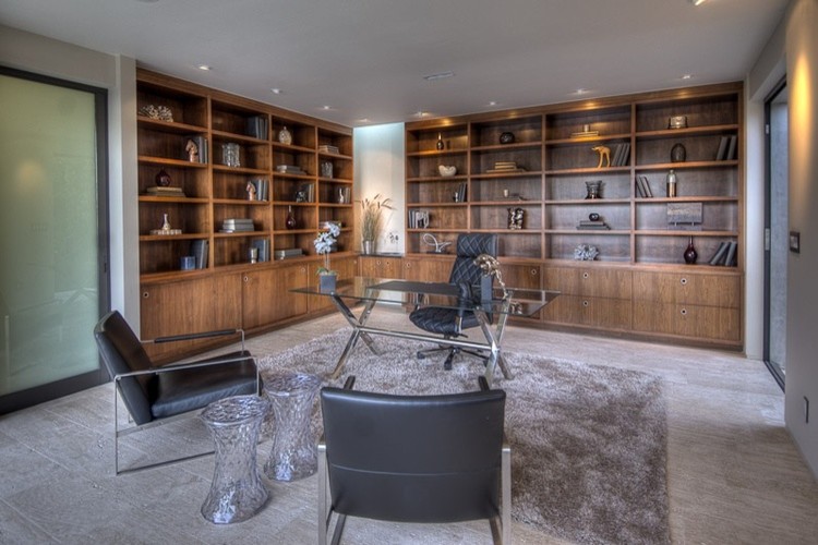 Стильный дизайн: большой кабинет в стиле модернизм с бежевыми стенами, полом из известняка и отдельно стоящим рабочим столом без камина - последний тренд