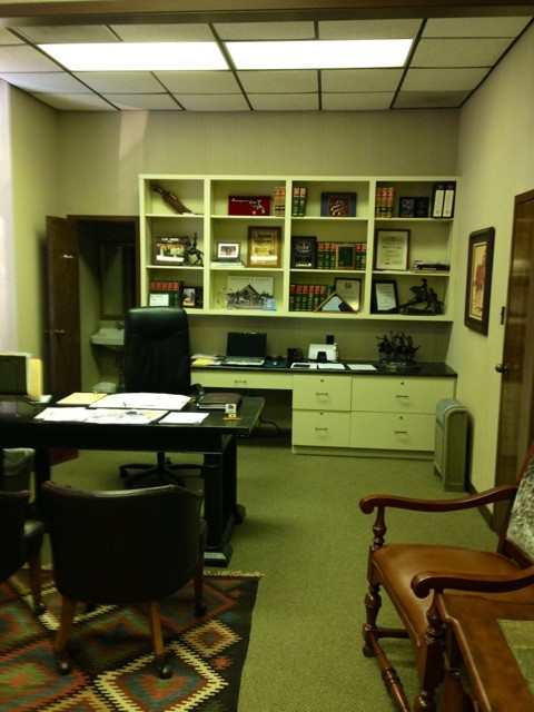 Cette image montre un grand bureau sud-ouest américain avec un mur beige, moquette, aucune cheminée et un bureau indépendant.