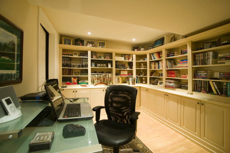 Immagine di un ufficio chic di medie dimensioni con pareti bianche, parquet chiaro, nessun camino e scrivania autoportante